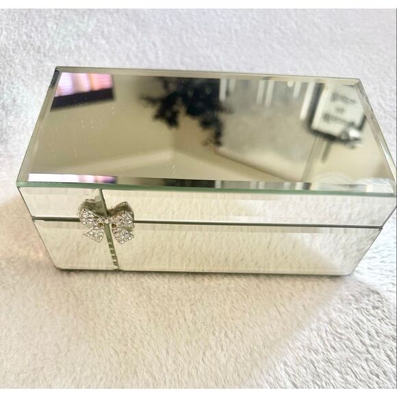 Tahari Glass jewelry box with rhinestone bow 8 1/4 x 4 1/2 x 3 3/4 inches - Picture 4 of 10